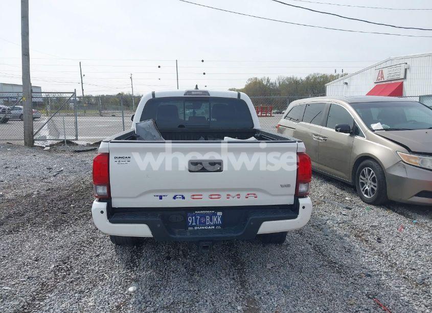 Photo 16 of 2018 Toyota Tacoma TRD OFF ROAD (VIN 3TMCZ5AN2JM171647)