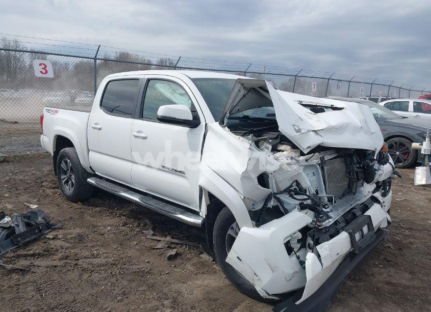 2017 Toyota Tacoma DBL CAB/SR/TRDSPT/OR/PRO (VIN 3TMCZ5AN3HM106655) main photo
