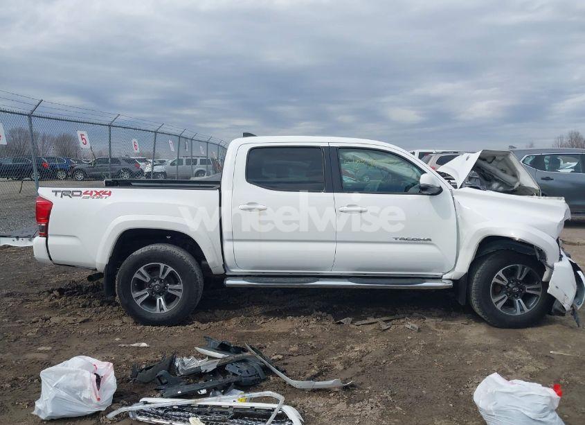 Photo 14 of 2017 Toyota Tacoma DBL CAB/SR/TRDSPT/OR/PRO (VIN 3TMCZ5AN3HM106655)