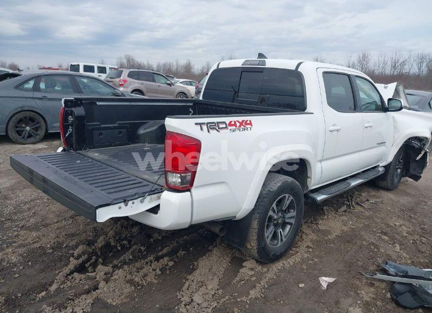 Photo 4 of 2017 Toyota Tacoma DBL CAB/SR/TRDSPT/OR/PRO (VIN 3TMCZ5AN3HM106655)