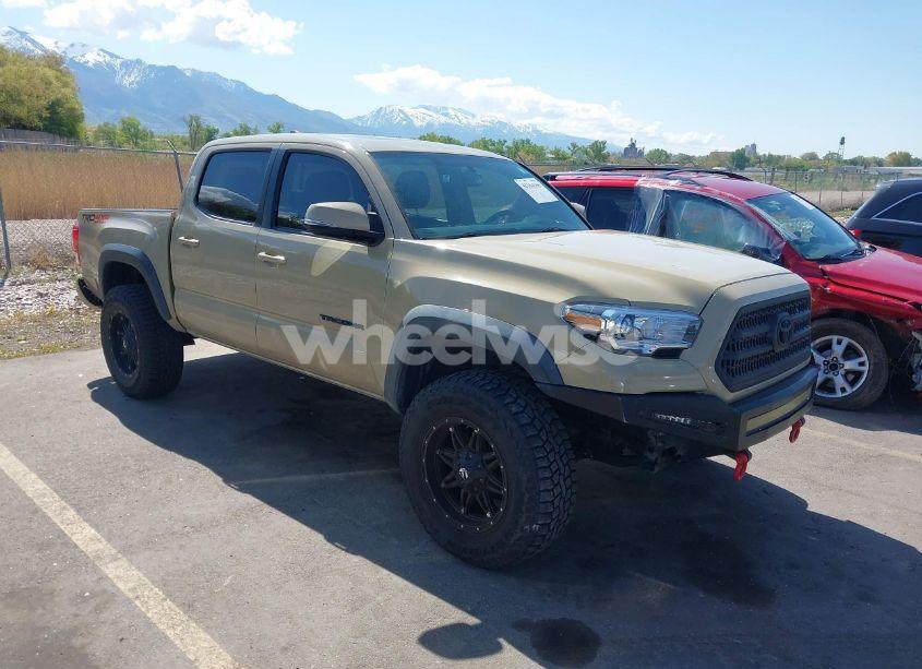 2017 Toyota Tacoma DBL CAB/SR/TRDSPT/OR/PRO (VIN 3TMCZ5AN4HM052914) main photo