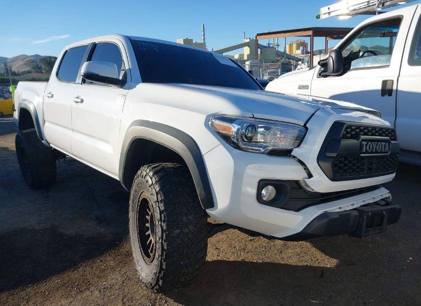 2021 Toyota Tacoma TRD OFF-ROAD (VIN 3TMCZ5AN4MM441840) main photo