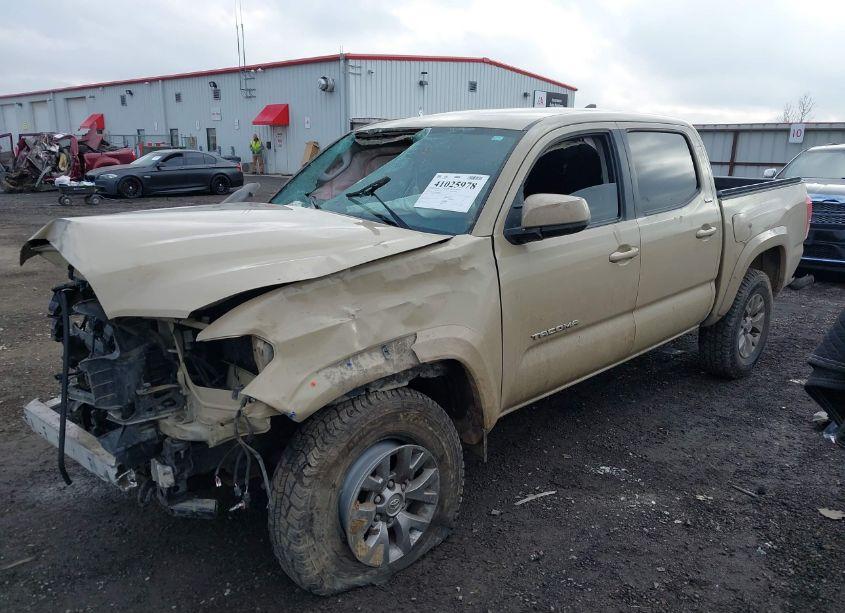 Photo 2 of 2016 Toyota Tacoma SR5 V6 (VIN 3TMCZ5AN5GM038664)