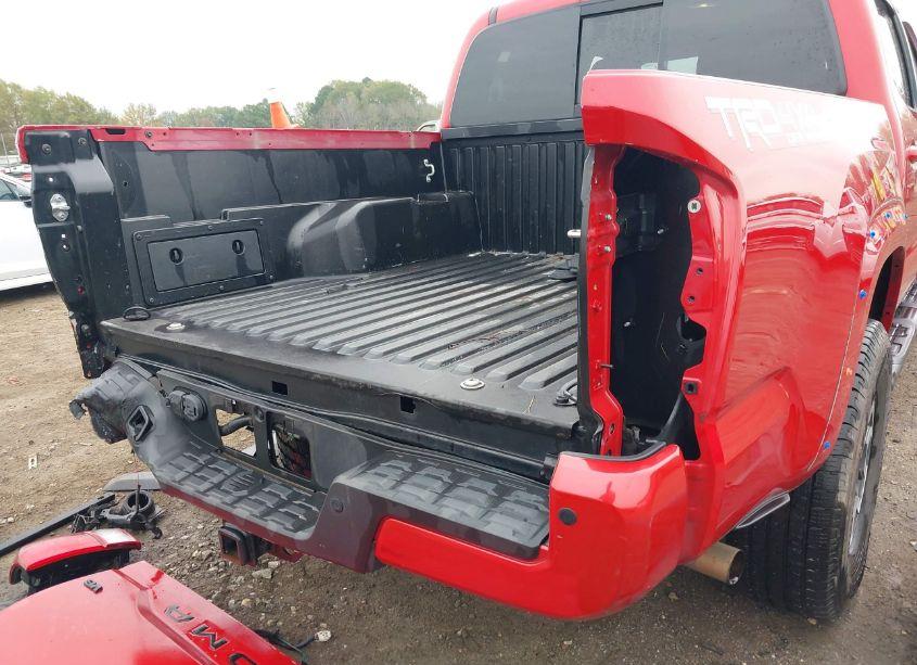 Photo 18 of 2018 Toyota Tacoma TRD OFF ROAD (VIN 3TMCZ5AN5JM158486)