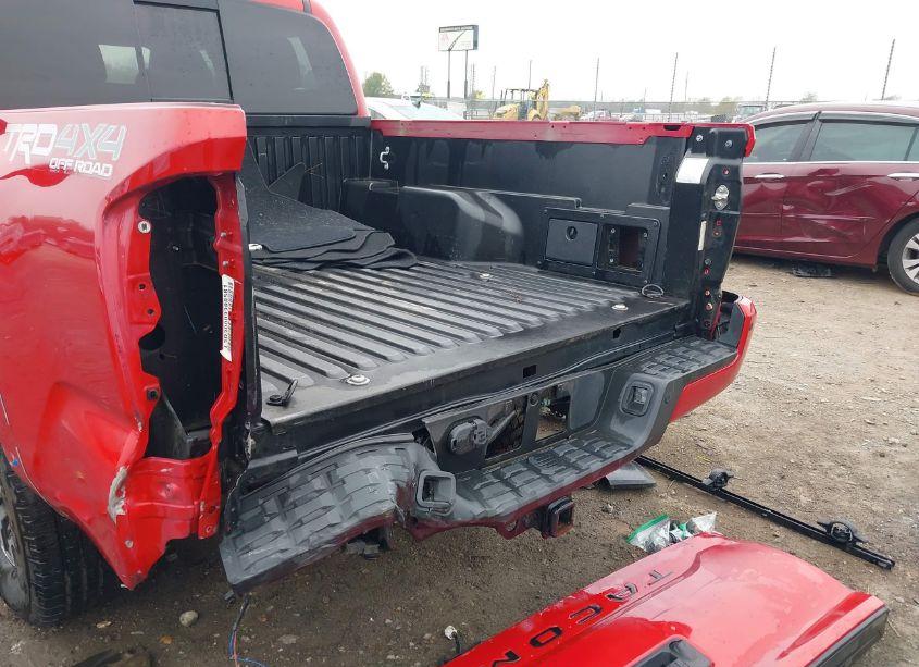 Photo 6 of 2018 Toyota Tacoma TRD OFF ROAD (VIN 3TMCZ5AN5JM158486)