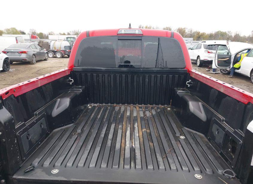 Photo 8 of 2018 Toyota Tacoma TRD OFF ROAD (VIN 3TMCZ5AN5JM158486)