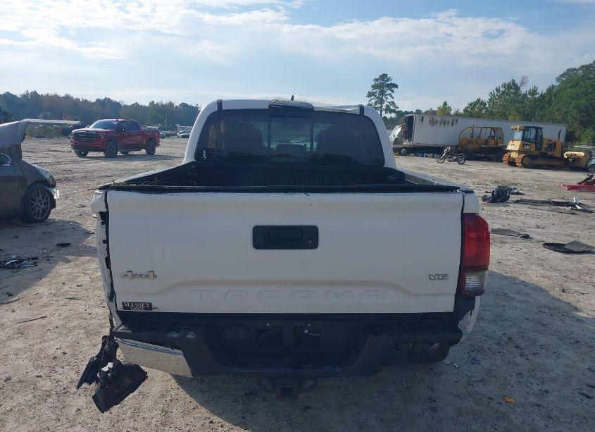 Photo 16 of 2018 Toyota Tacoma SR5 V6 (VIN 3TMCZ5AN6JM137744)