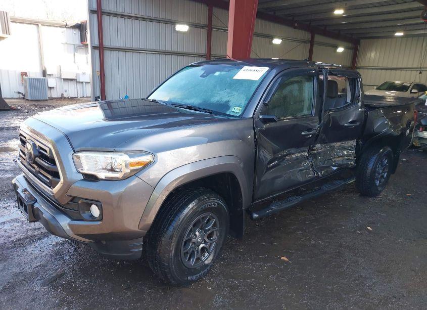 Photo 2 of 2018 Toyota Tacoma SR5 V6 (VIN 3TMCZ5AN7JM150387)