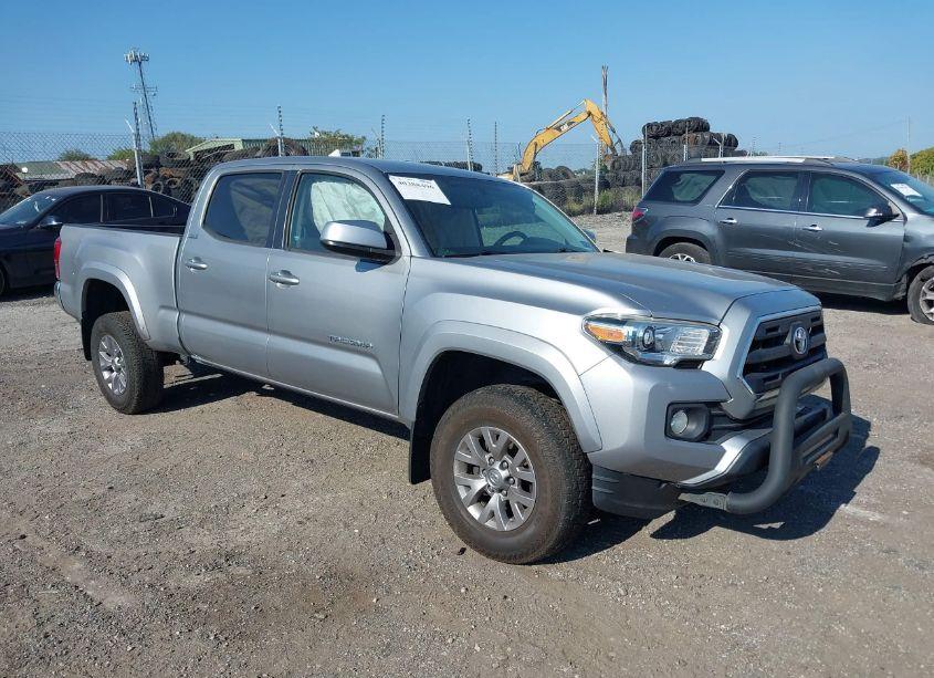 2017 Toyota Tacoma SR5 V6 (VIN 3TMDZ5BN2HM020692) main photo