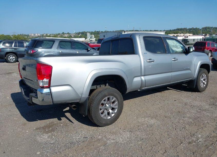 Photo 4 of 2017 Toyota Tacoma SR5 V6 (VIN 3TMDZ5BN2HM020692)