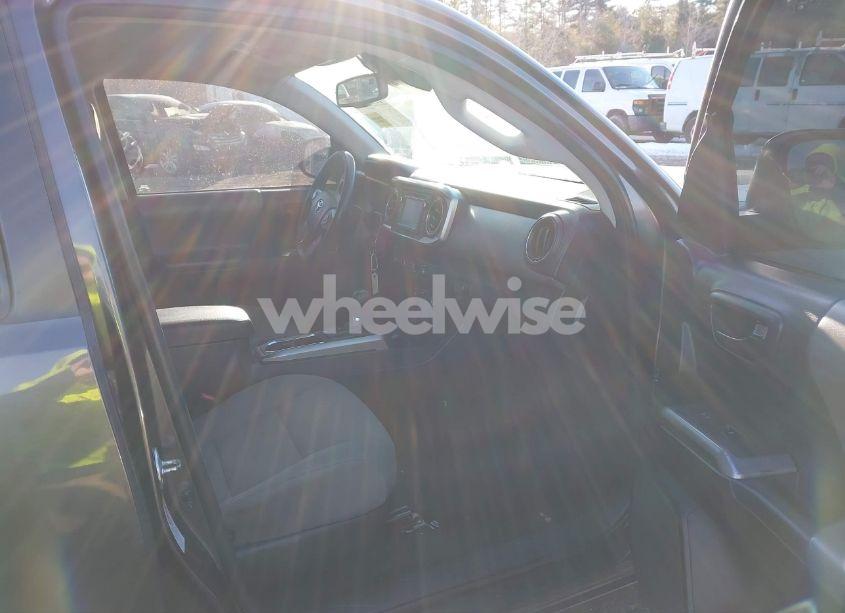 Photo 5 of 2018 Toyota Tacoma SR5 V6 (VIN 3TMDZ5BN2JM036459)