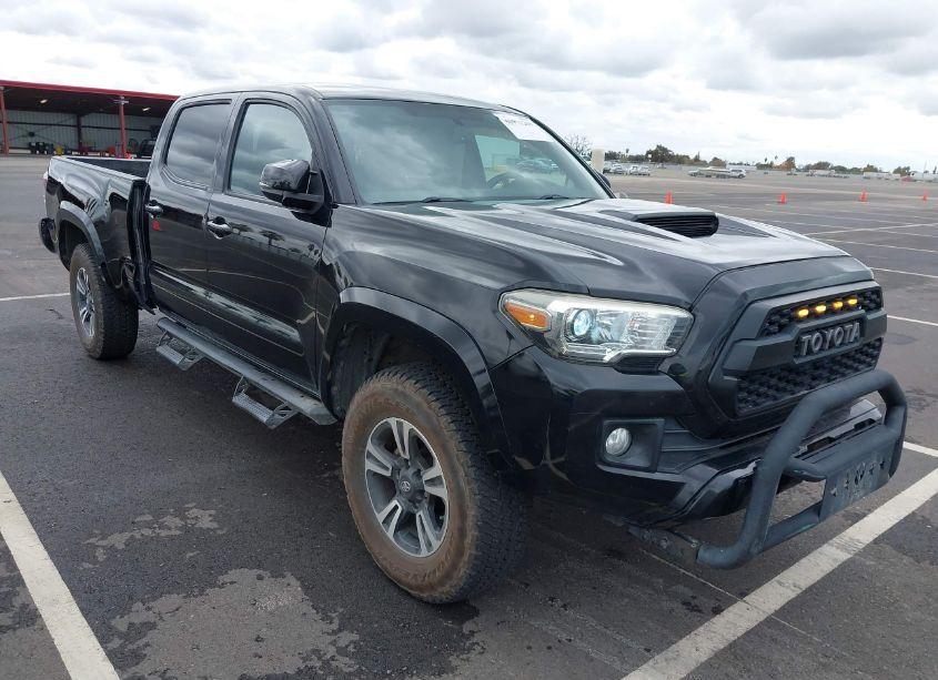 2017 Toyota Tacoma TRD SPORT (VIN 3TMDZ5BNXHM026451) main photo