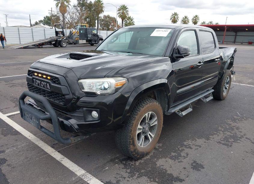 Photo 2 of 2017 Toyota Tacoma TRD SPORT (VIN 3TMDZ5BNXHM026451)