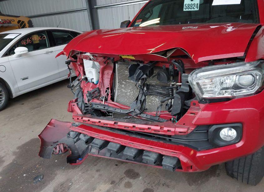 Photo 6 of 2016 Toyota Tacoma LIMITED (VIN 3TMGZ5AN5GM017394)
