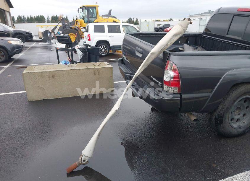 Photo 12 of 2011 Toyota Tacoma PRERUNNER V6 (VIN 3TMJU4GN0BM119829)