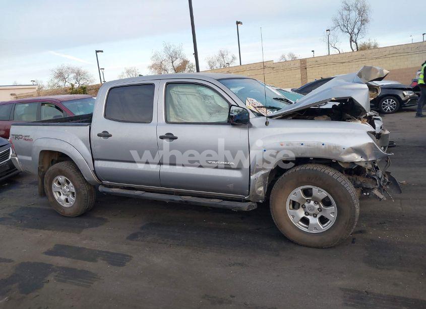 Photo 13 of 2015 Toyota Tacoma DOUBLE CAB PRERUNNER (VIN 3TMJU4GN1FM184419)