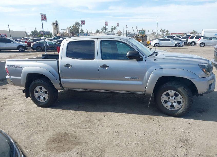 Photo 13 of 2015 Toyota Tacoma DOUBLE CAB PRERUNNER (VIN 3TMJU4GN4FM177920)