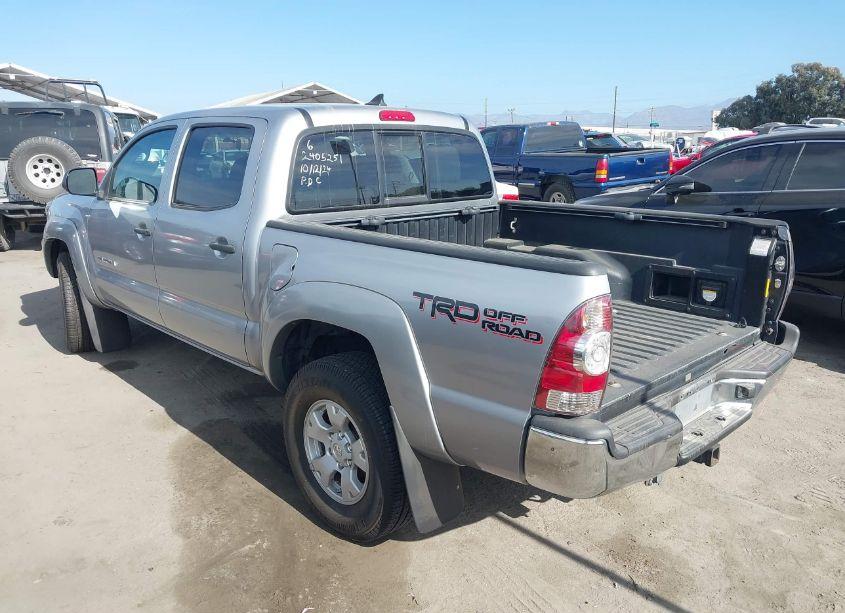Photo 3 of 2015 Toyota Tacoma DOUBLE CAB PRERUNNER (VIN 3TMJU4GN4FM177920)
