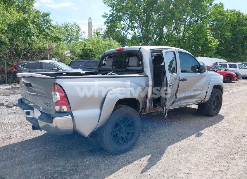 Photo 4 of 2015 Toyota Tacoma PRERUNNER V6 (VIN 3TMJU4GN9FM179890)