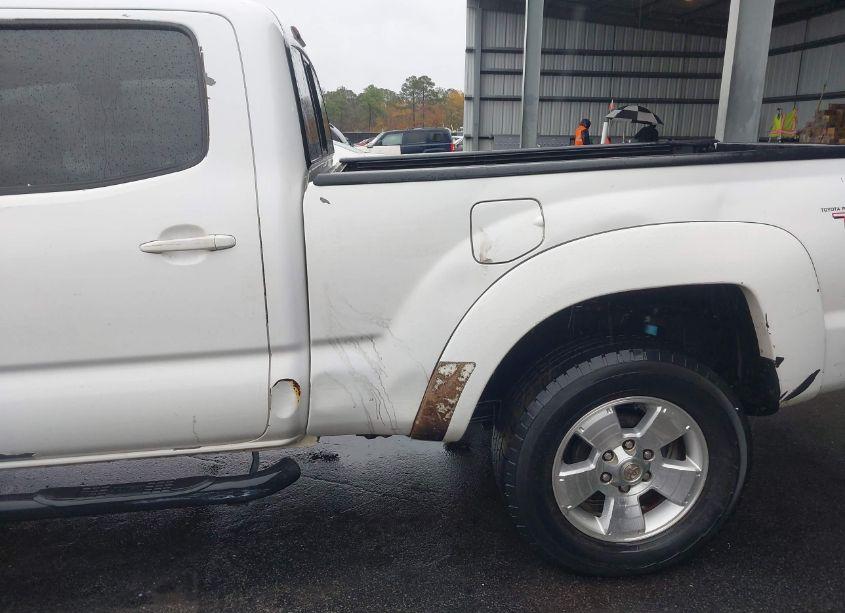 Photo 6 of 2005 Toyota Tacoma DBL CAB PRERUNNER LNG BED (VIN 3TMKU72N75M004307)
