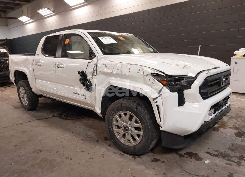 2024 Toyota Tacoma SR5 (VIN 3TMLB5JN8RM080673) main photo