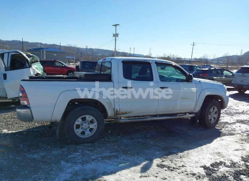 Photo 13 of 2011 Toyota Tacoma DOUBLE CAB (VIN 3TMLU4EN0BM064052)