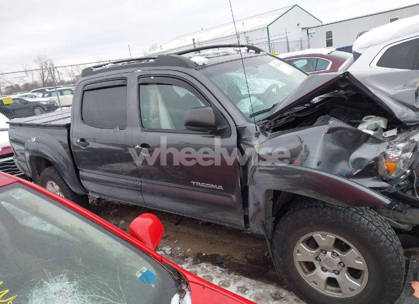 Photo 14 of 2015 Toyota Tacoma BASE V6 (VIN 3TMLU4EN0FM184813)