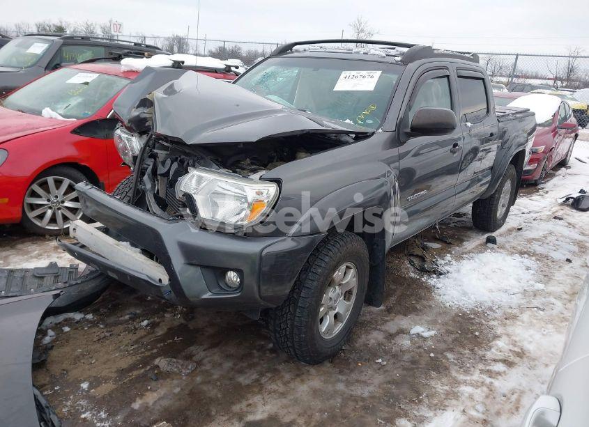 Photo 2 of 2015 Toyota Tacoma BASE V6 (VIN 3TMLU4EN0FM184813)