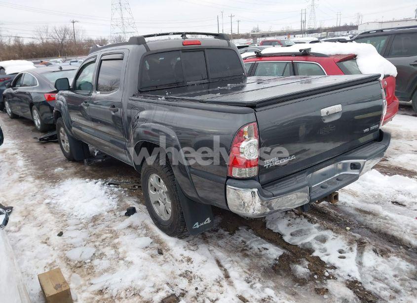 Photo 3 of 2015 Toyota Tacoma BASE V6 (VIN 3TMLU4EN0FM184813)