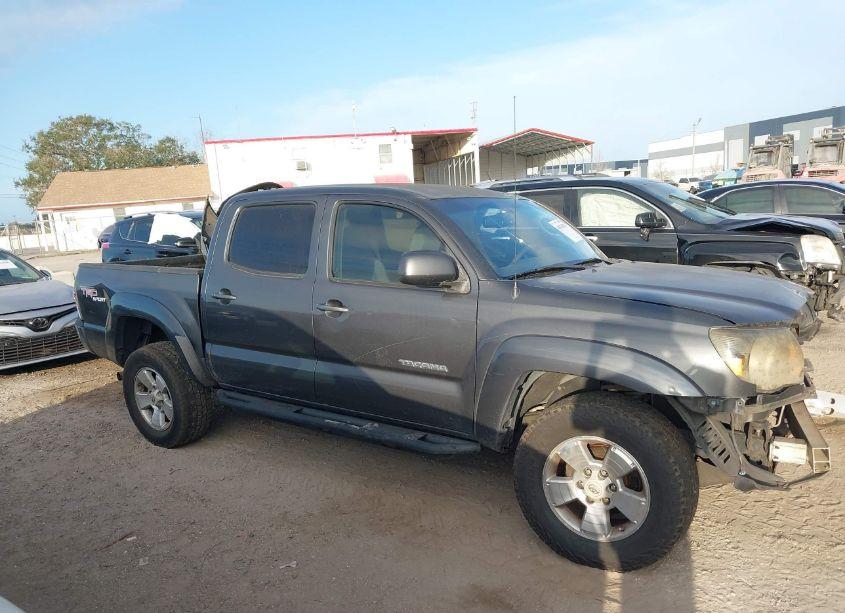 Photo 13 of 2011 Toyota Tacoma DOUBLE CAB (VIN 3TMLU4EN1BM070345)