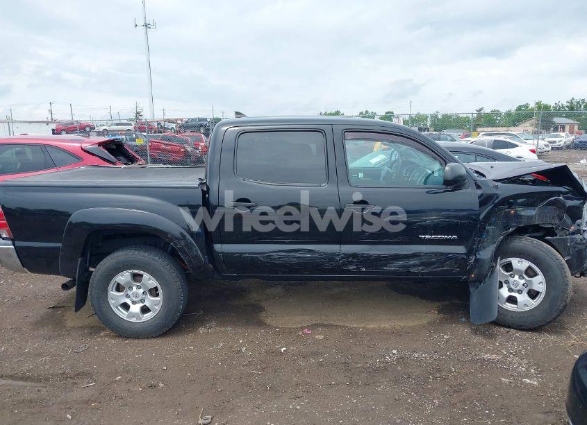Photo 13 of 2015 Toyota Tacoma BASE V6 (VIN 3TMLU4EN1FM203143)