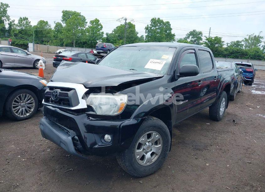 Photo 2 of 2015 Toyota Tacoma BASE V6 (VIN 3TMLU4EN1FM203143)