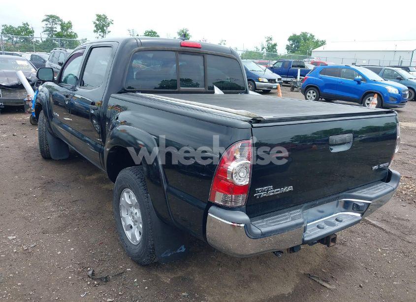Photo 3 of 2015 Toyota Tacoma BASE V6 (VIN 3TMLU4EN1FM203143)