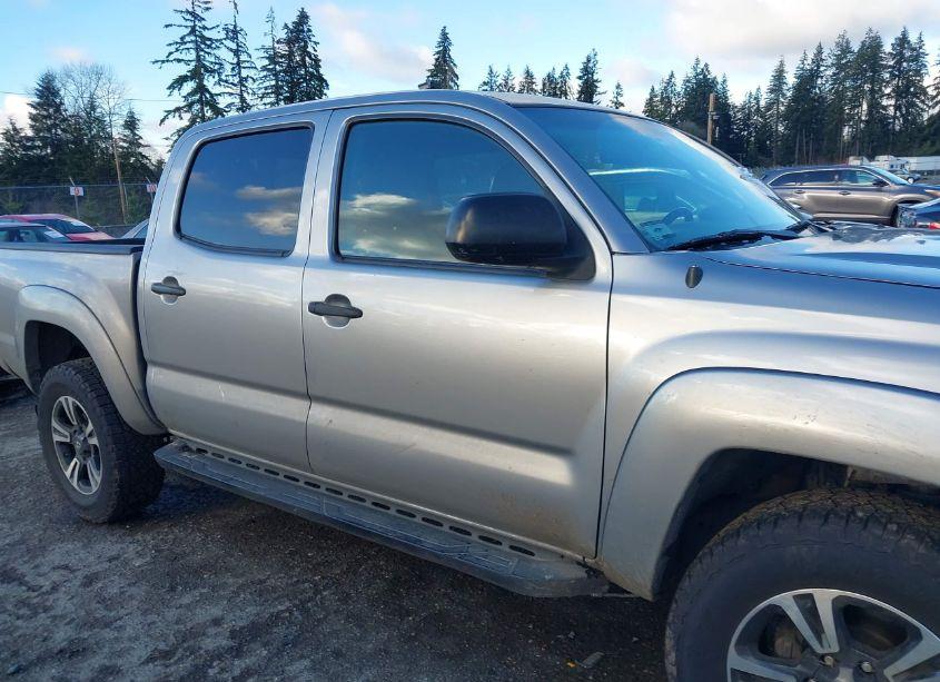 Photo 13 of 2013 Toyota Tacoma DOUBLE CAB (VIN 3TMLU4EN2DM111116)