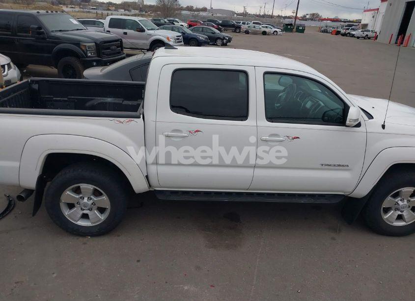 Photo 13 of 2015 Toyota Tacoma BASE V6 (VIN 3TMLU4EN2FM176180)
