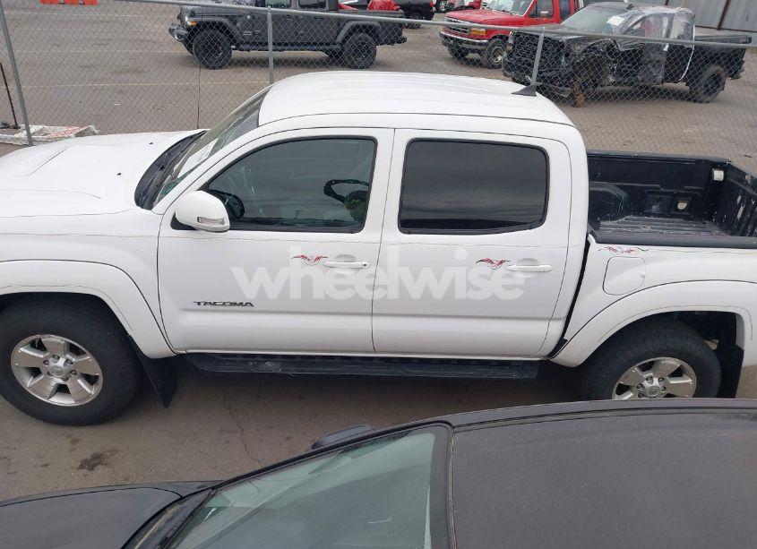 Photo 14 of 2015 Toyota Tacoma BASE V6 (VIN 3TMLU4EN2FM176180)