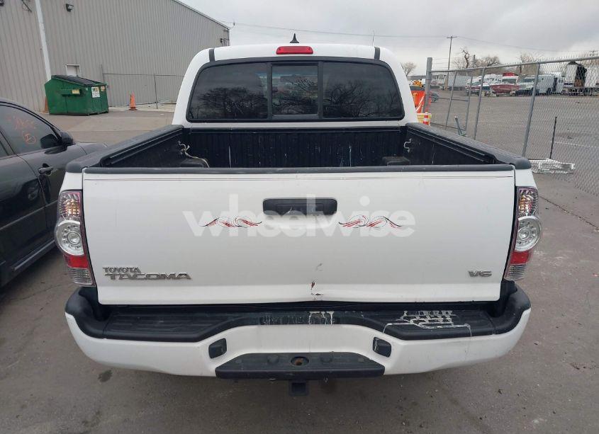 Photo 16 of 2015 Toyota Tacoma BASE V6 (VIN 3TMLU4EN2FM176180)