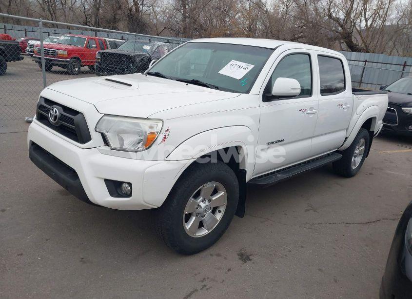 Photo 2 of 2015 Toyota Tacoma BASE V6 (VIN 3TMLU4EN2FM176180)