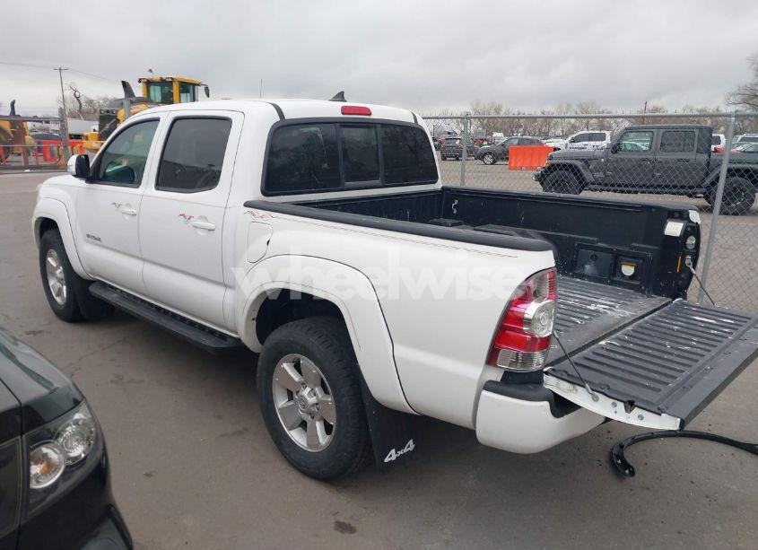 Photo 3 of 2015 Toyota Tacoma BASE V6 (VIN 3TMLU4EN2FM176180)