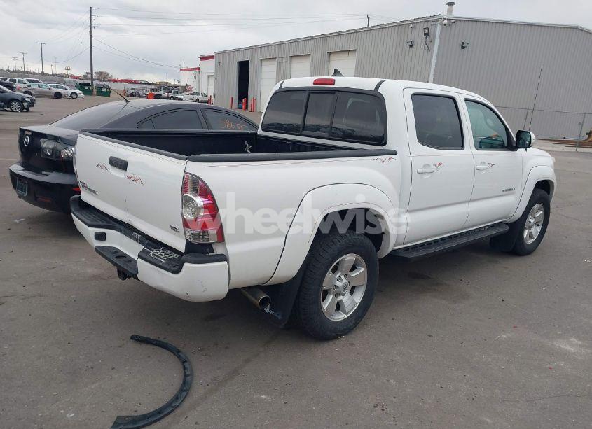 Photo 4 of 2015 Toyota Tacoma BASE V6 (VIN 3TMLU4EN2FM176180)