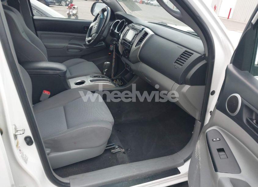 Photo 5 of 2015 Toyota Tacoma BASE V6 (VIN 3TMLU4EN2FM176180)