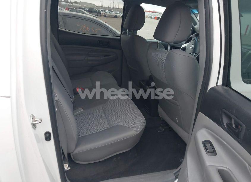 Photo 8 of 2015 Toyota Tacoma BASE V6 (VIN 3TMLU4EN2FM176180)