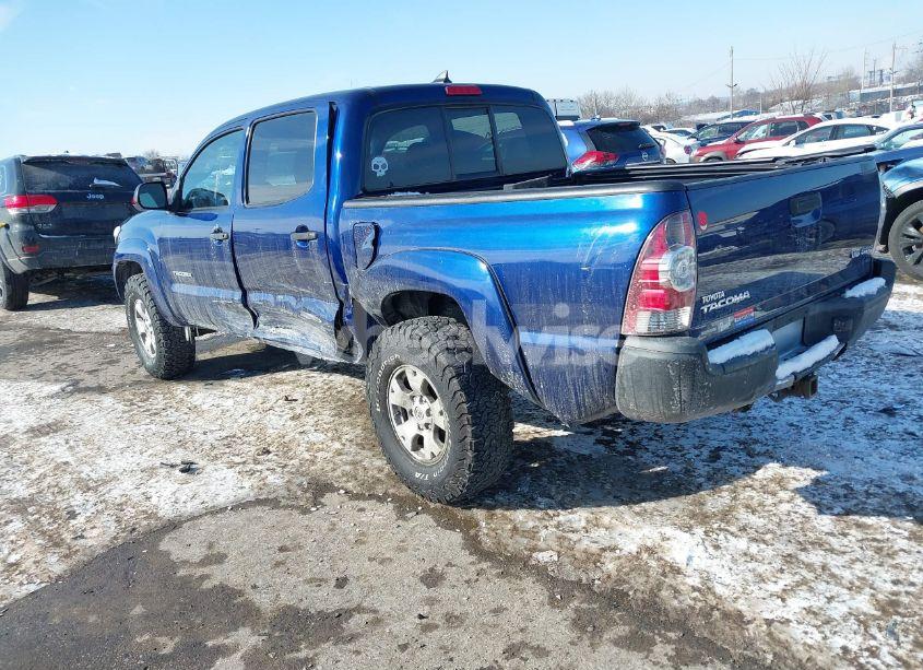 Photo 3 of 2015 Toyota Tacoma BASE V6 (VIN 3TMLU4EN2FM194047)