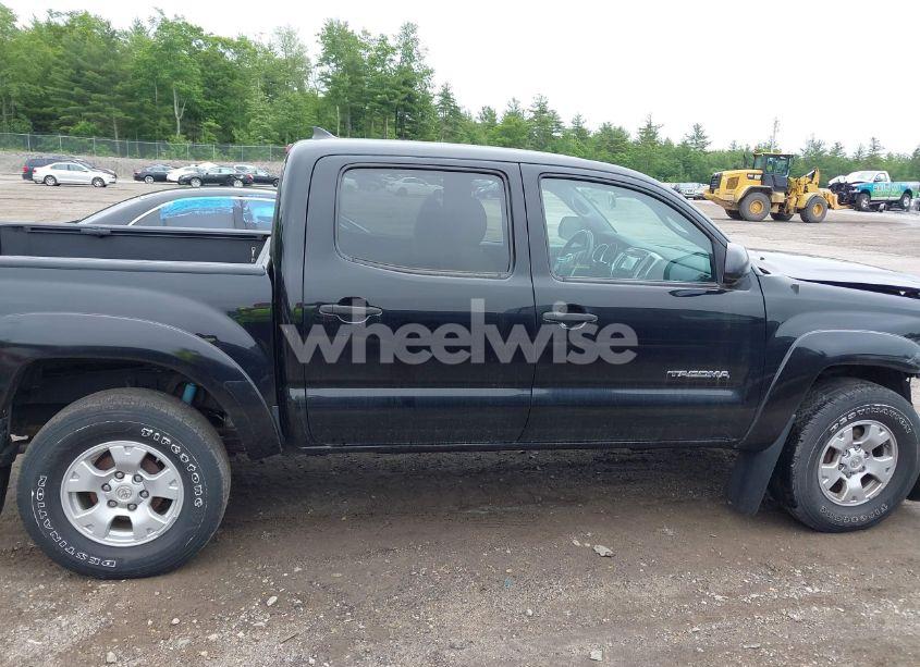 Photo 13 of 2015 Toyota Tacoma BASE V6 (VIN 3TMLU4EN2FM202275)