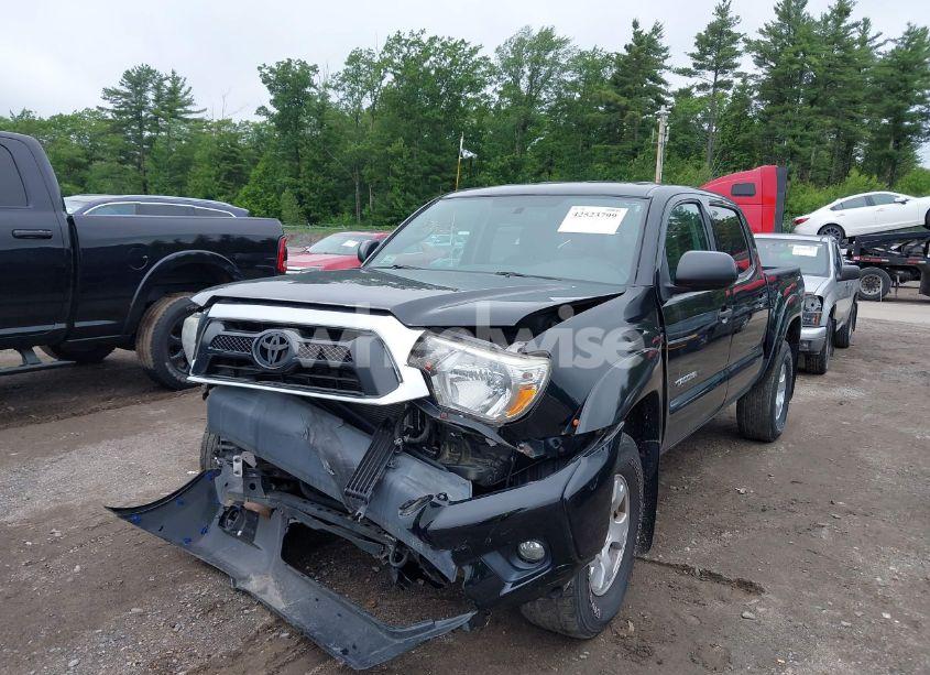 Photo 2 of 2015 Toyota Tacoma BASE V6 (VIN 3TMLU4EN2FM202275)