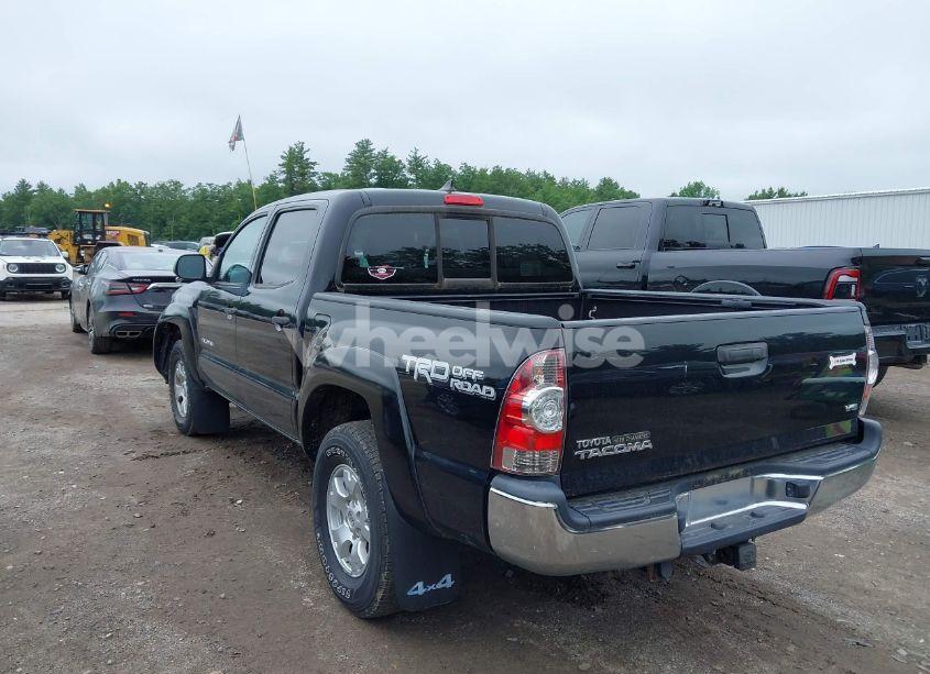 Photo 3 of 2015 Toyota Tacoma BASE V6 (VIN 3TMLU4EN2FM202275)