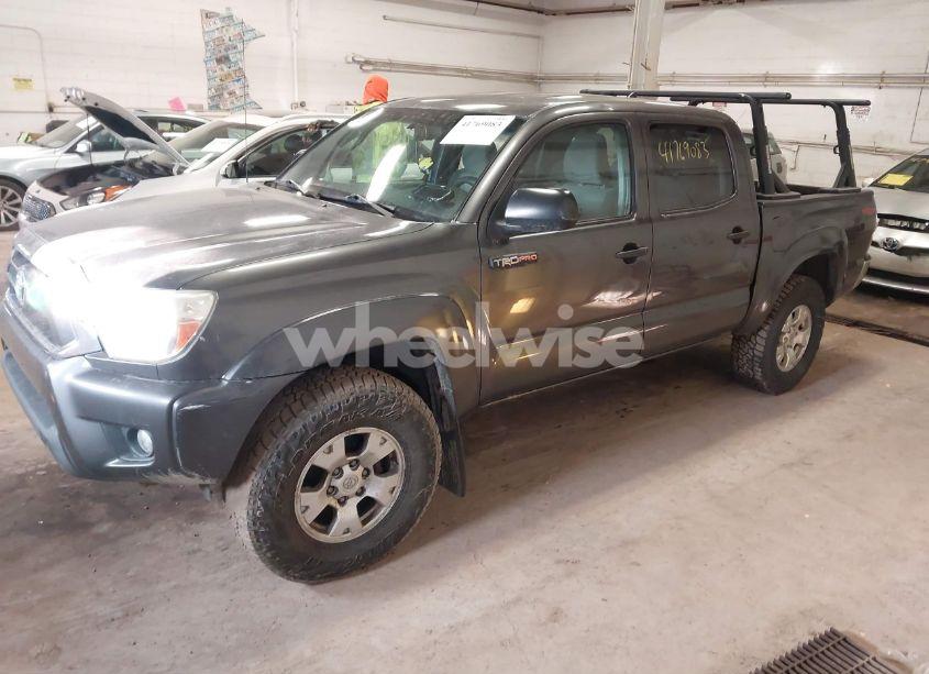 Photo 2 of 2014 Toyota Tacoma BASE V6 (VIN 3TMLU4EN3EM151917)