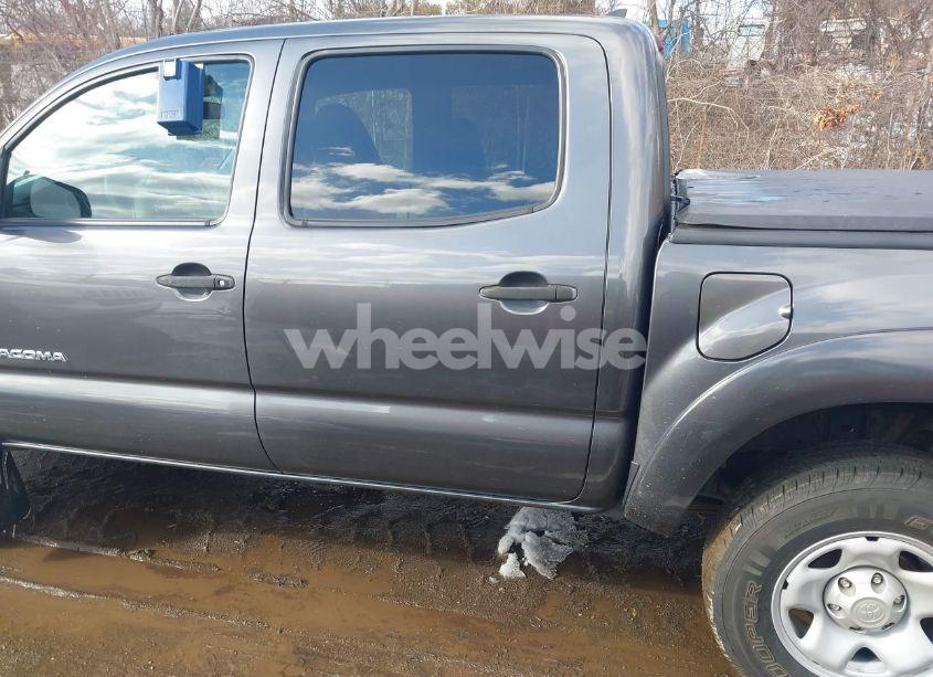 Photo 13 of 2015 Toyota Tacoma BASE V6 (VIN 3TMLU4EN4FM191277)