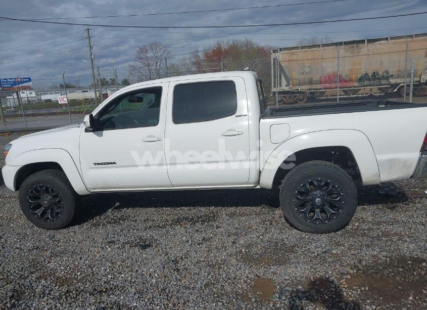 Photo 15 of 2015 Toyota Tacoma BASE V6 (VIN 3TMLU4EN5FM188601)