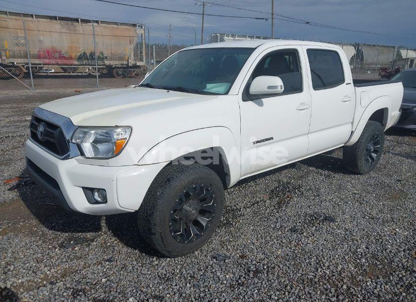 Photo 2 of 2015 Toyota Tacoma BASE V6 (VIN 3TMLU4EN5FM188601)
